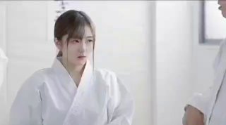 短发小少妇酒店勾搭，走廊有摄像头小伙也要摸摸胸，回房发现已经水流成河，无套插入射肚子上