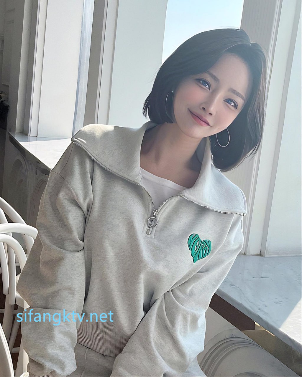 隐藏在衣服底下的巨乳呀~一脱让哥哥们都惊呆了，再露出白虎美穴，这逼不操不行